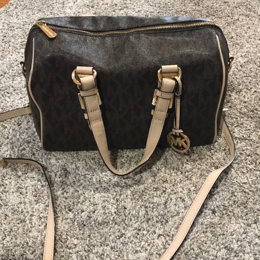 Micheal kors hand/crossbody bag